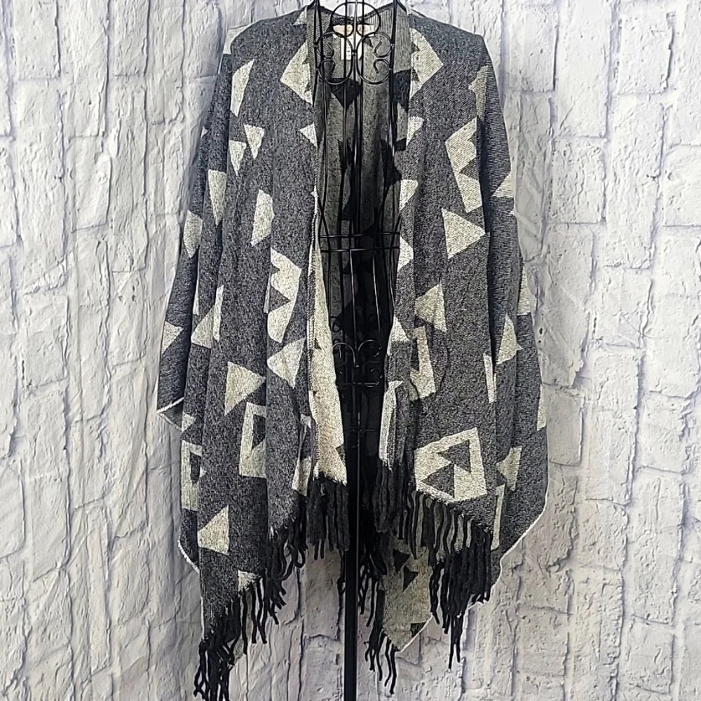 CRISTINA CHITI MADE IN ITALY Gray Aztec Fringed Blanket Poncho Wrap‎ OS